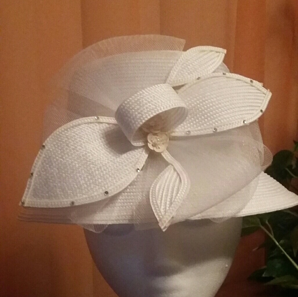 White straw "church" hat